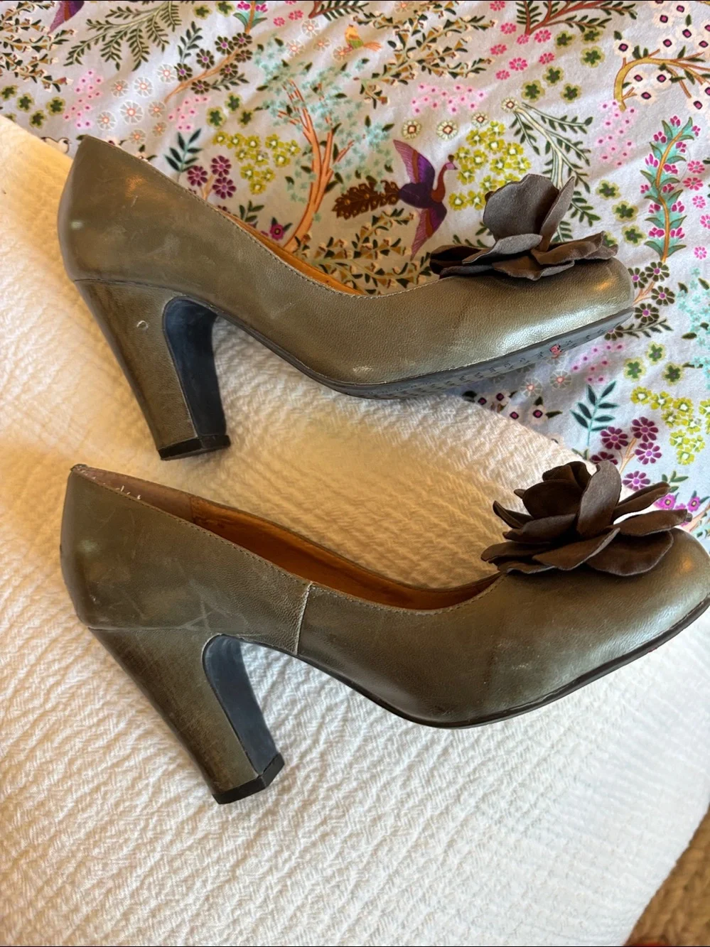 Mix Mooz High Heeled Pumps with Faux Suede Floral Accent - Grey. Size 6.5